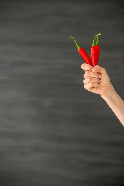 Varm paprika i hand — Stockfoto
