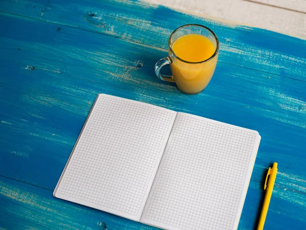 Notebook, comida saudável, suco de laranja — Fotografia de Stock