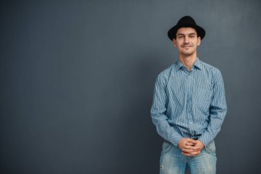 Genç adam bir şapka ile