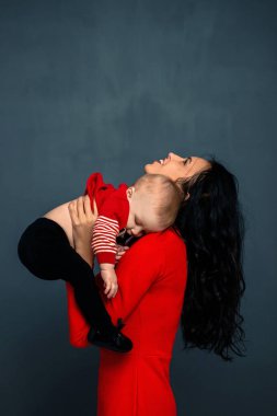 Anne ve çocuğu stüdyoya yakın çekim.