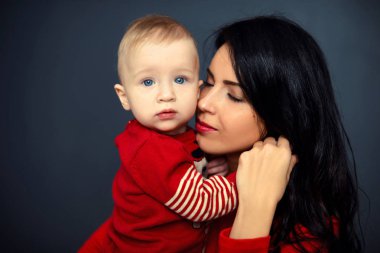 Anne ve çocuğu stüdyoya yakın çekim.