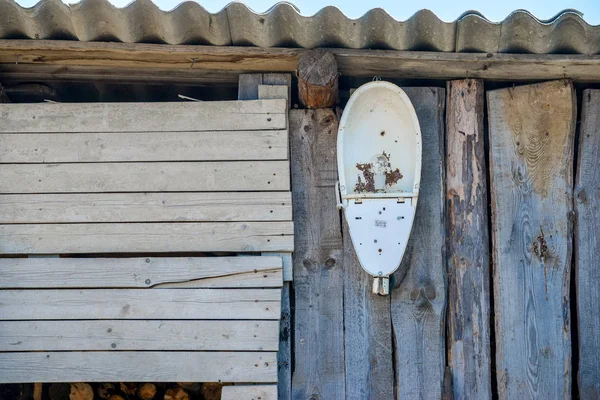 Hangar en bois avec une lanterne — Photo