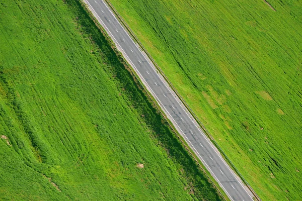 Strada in un campo con vista a volo d'uccello — Foto Stock