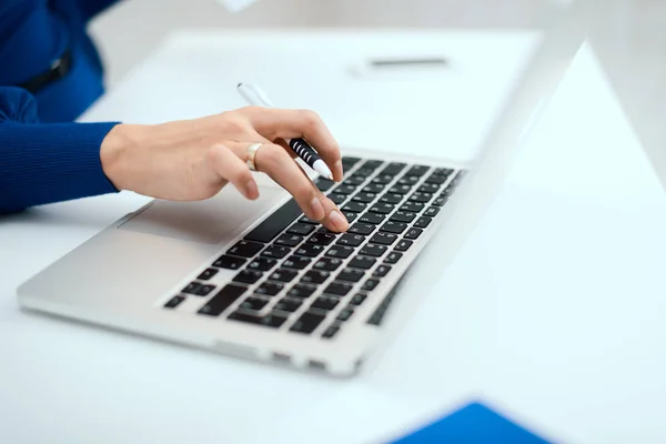 Girl working behind a computer closeup — Stock Photo, Image