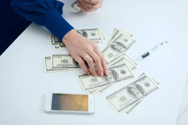 Girl counting money — Stock Photo, Image