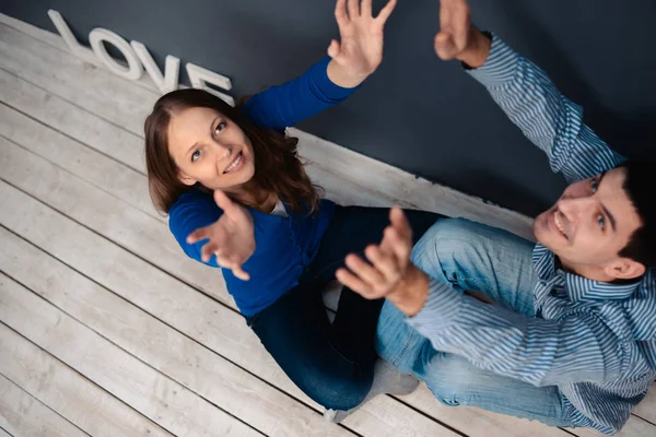 Pareja de amor sentado en el suelo en la habitación — Foto de Stock