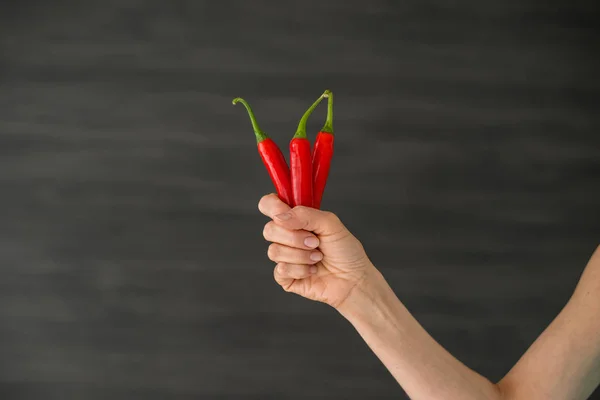 Καυτά πιπέρια στο χέρι — Φωτογραφία Αρχείου