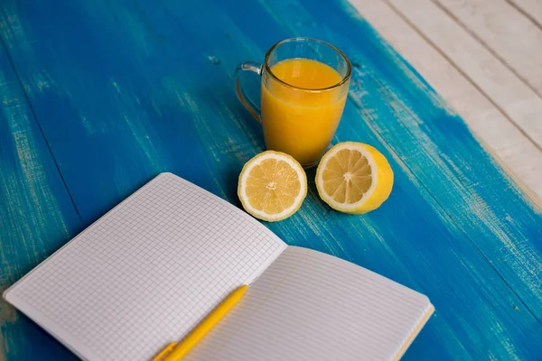 Notebook, comida saudável, suco de laranja — Fotografia de Stock