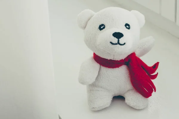 Teddybeer met rode strik — Stockfoto