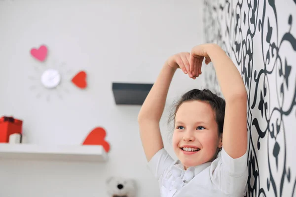 Niña muestra un corazón manos —  Fotos de Stock