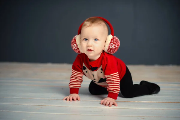 Bebé en auriculares de piel —  Fotos de Stock