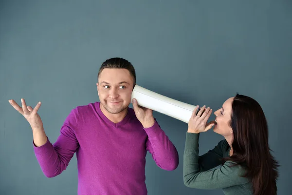 Žena muž křičel do ucha — Stock fotografie