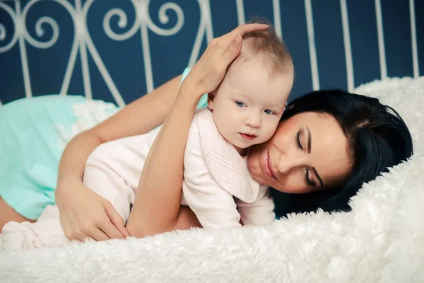 Madre con el bebé en el dormitorio —  Fotos de Stock