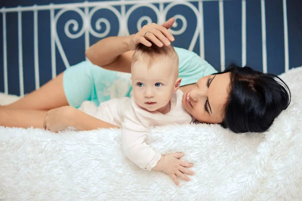 Mother with baby in the bedroom — Stock Photo, Image