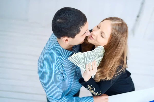 Pár se počítá peníze finanční štěstí — Stock fotografie