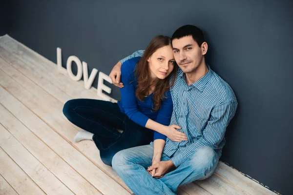 Miłość para siedzi na podłodze w pokoju — Zdjęcie stockowe