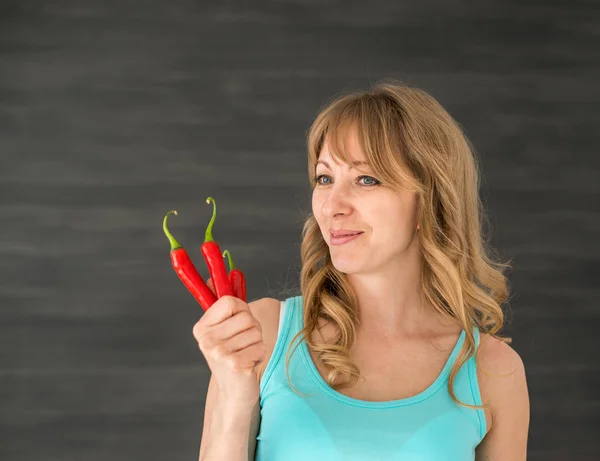 Kvinna håller en peppar — Stockfoto