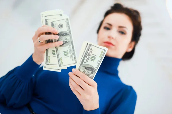 Pengar i händerna på unga företag damer — Stockfoto