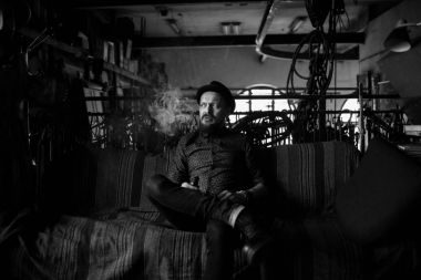 Adam portre bir elektronik sigara