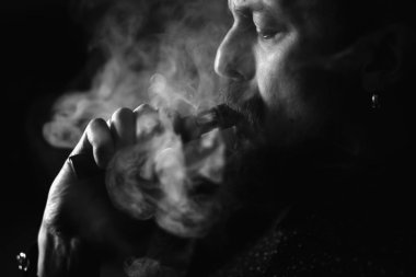 sanat adamı portre bir elektronik sigara