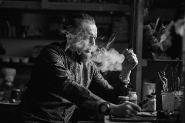 Adam portre bir elektronik sigara