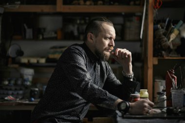 Adam portre bir elektronik sigara