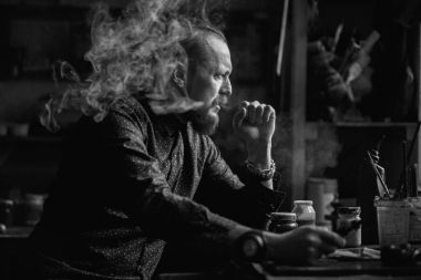 Adam portre bir elektronik sigara