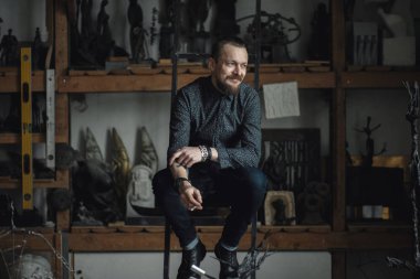 Planları üzerinde çalışan bir erkeğin