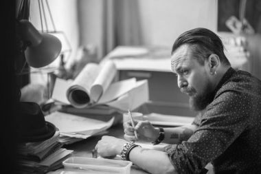 Planları üzerinde çalışan bir erkeğin