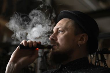 Adam portre duman e-sigara