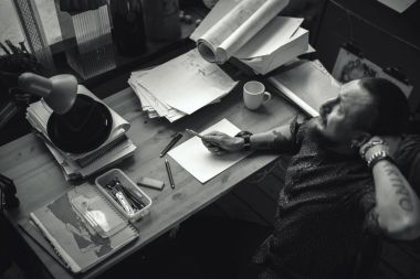 Planları üzerinde çalışan bir erkeğin