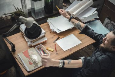 Planları üzerinde çalışan bir erkeğin