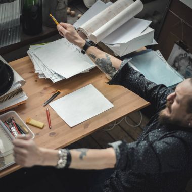 Planları üzerinde çalışan bir erkeğin