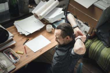 Planları üzerinde çalışan bir erkeğin