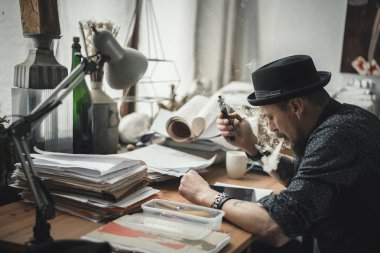 Planları üzerinde çalışan bir erkeğin