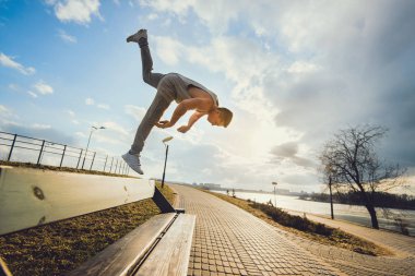 Genç adam dışarıda parkçı.