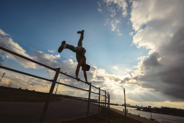 Genç adam dışarıda parkçı.