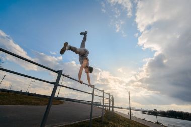 Genç adam dışarıda parkçı.