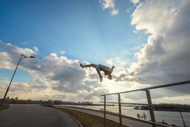 Genç adam dışarıda parkçı.