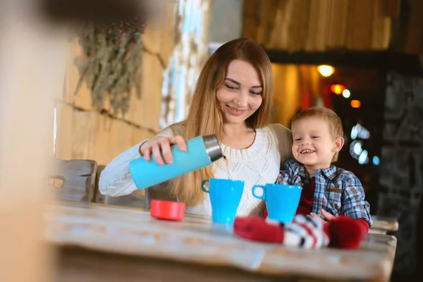 Winter vakantie moeder met een kind blij — Stockfoto