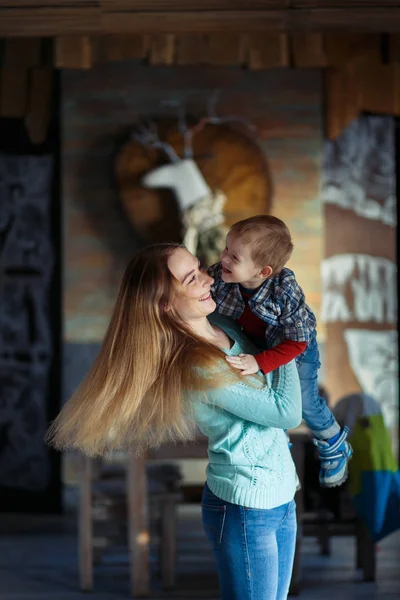 Winter vakantie moeder met een kind blij — Stockfoto