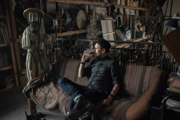 Adam portre bir elektronik sigara