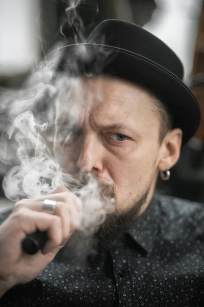 電子タバコを喫煙男性の肖像画 — ストック写真