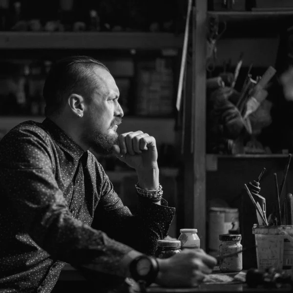 Sanatçı stüdyosunda çizim