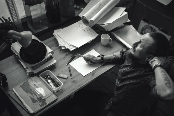 Planları üzerinde çalışan bir erkeğin