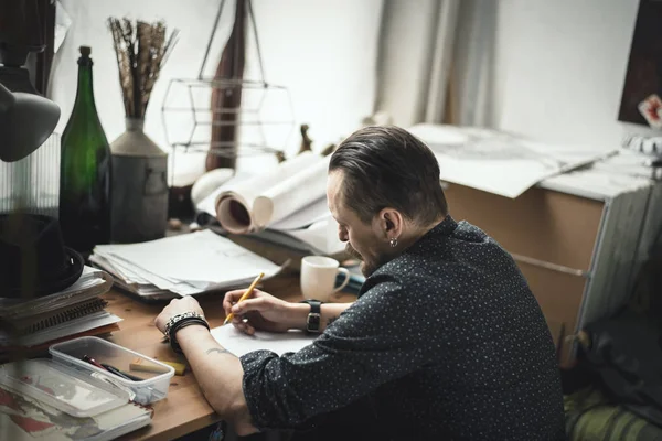 Un hombre trabajando en planos — Foto de Stock