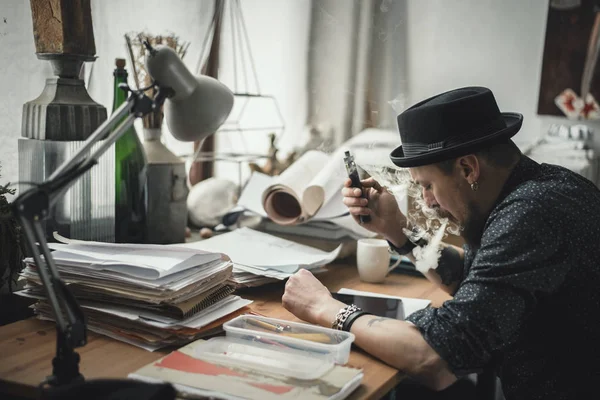 Planları üzerinde çalışan bir erkeğin