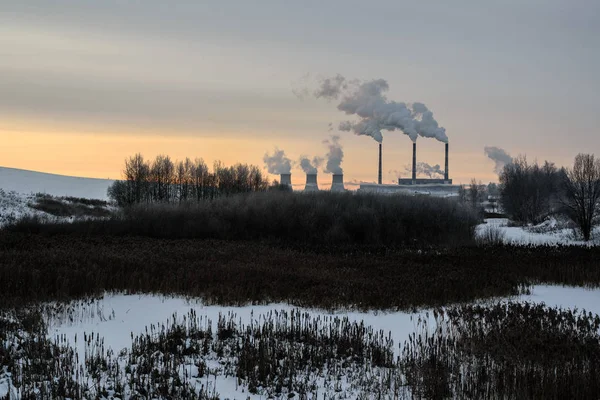 Fabriekspijpen tegen de lucht — Stockfoto