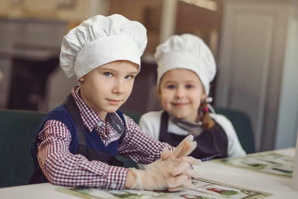 I bambini imparano a un cuoco culinario — Foto Stock