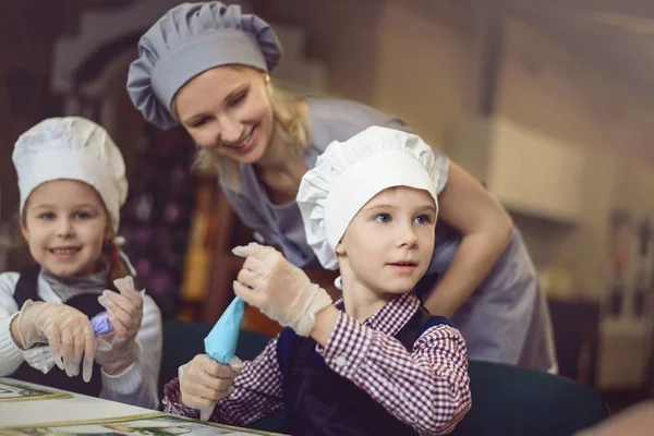 Los niños aprenden en un horneado culinario —  Fotos de Stock